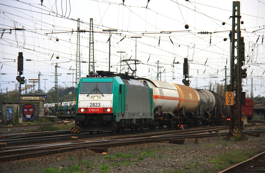 Die Cobra 2823 fhrt mit einem Kesselzug aus Ludwigshafen-BASF nach Antwerpen-BASF bei der Ausfahrt von Aachen-West am Abend des 23.4.2012.