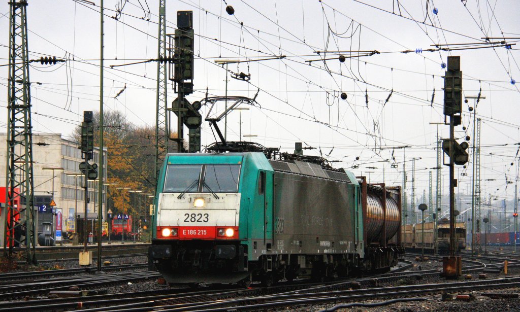 Die Cobra 2823  fhrt mit einem Containerzug aus Verona(I) nach Antwerpen-Combinant(B) bei der Ausfahrt von Aachen-West und fhrt in Richtung Montzen/Belgien bei  regnerischen Novemberwetter am 18.11.2012.
