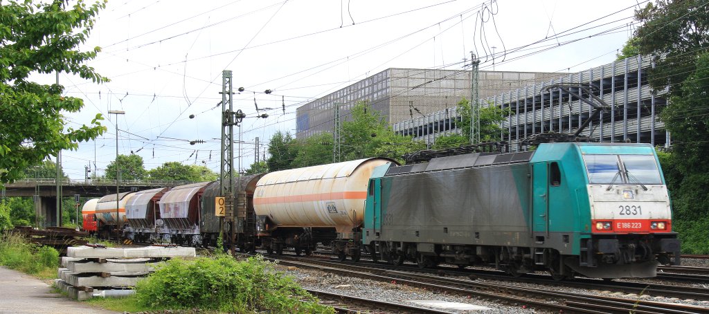 Die Cobra 2831 kommt aus Richtung Kln,Aachen-Hbf mit einem langen  gemischten Gterzug aus Kln-Gremberg nach Antwerpen-Noord(B) und fhrt in Aachen-West ein bei Sonne und Regenwolken am 23.6.2013.