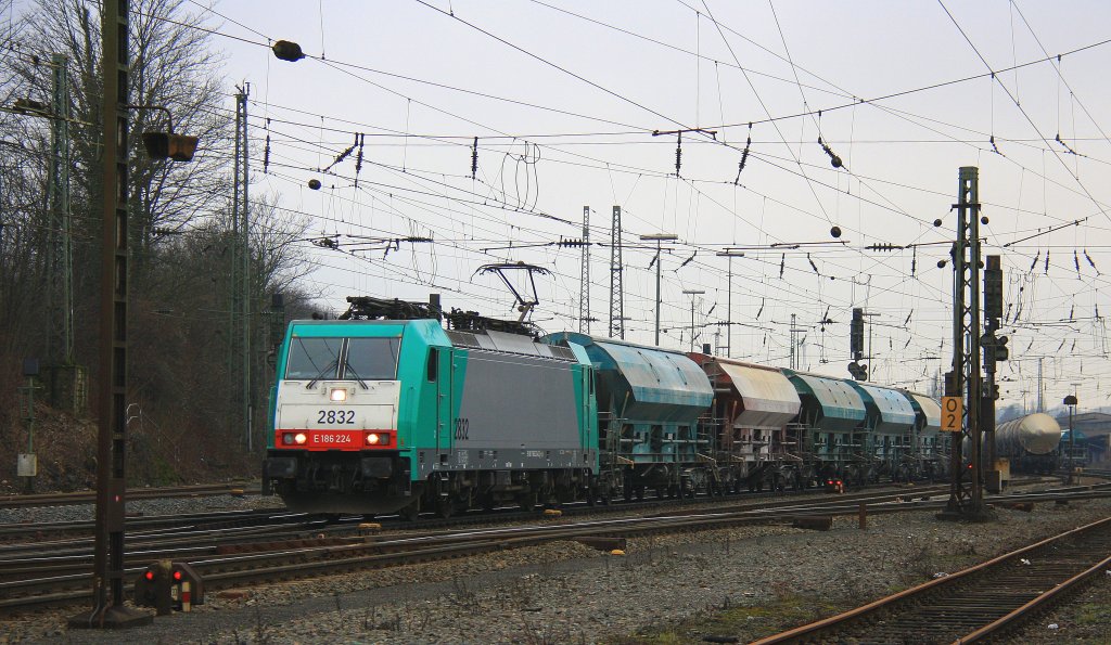 Die Cobra 2832 fhrt mit einem Kalkleerzug aus Oberhausen nach Hermalle-Huy(B) bei der Abfahrt aus Aachen-West bei Wolken am 24.2.2012.