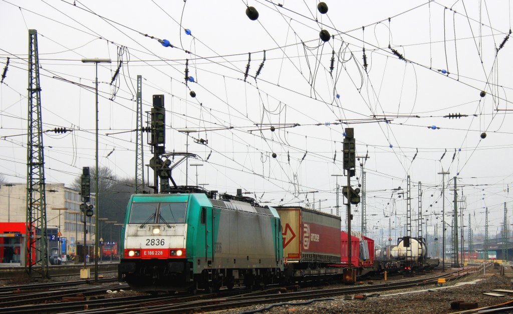 Die Cobra 2836 fhrt mit einem langen Containerzug aus Gallarate(I) nach Zeebrugge(B) bei der Ausfahrt aus Aachen-West und fhrt in Richtung Montzen/Belgien bei 6 Grad Plus und bei Wolken am 16.2.2013.