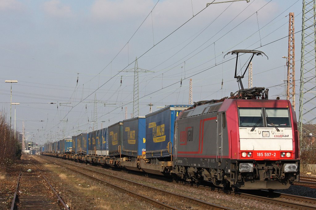 Die Crossrail 185 597 zieht am 4.2.12 einen LKW-Walther von Duisburg-Ruhrort Hafen nach Domodossola durch Ratingen-Lintorf.