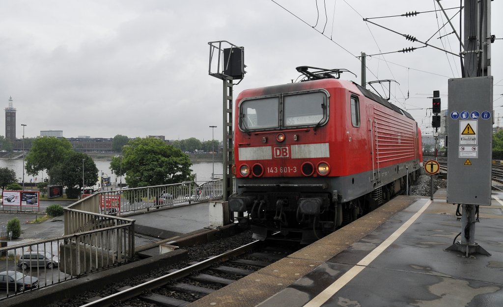 Die DB E 143 601-3 mit S6 nach Kln-Nippes bei Einfahrt von Kln Hbf am 31.05 2011.