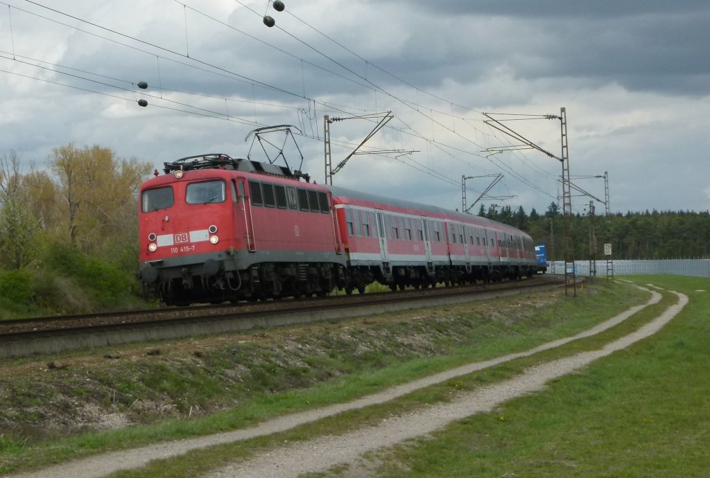 Die Dortmunder 110 415-7 ist mit dem RB Biblis - Waghusel am 18.04.2012 kurz vor Waghusel