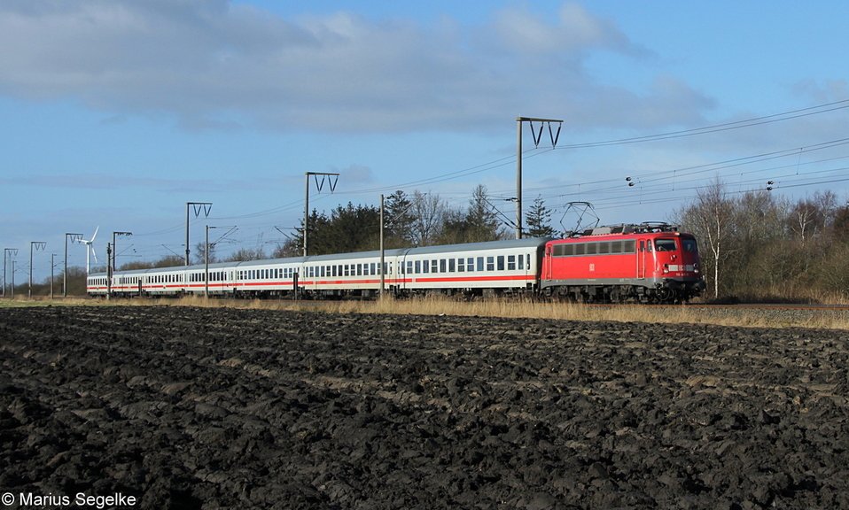 Die Dortmunder 110 491-8 ist am 02.02.13 mit dem IC 132 auf dem Weg von Norddeich nach Kln und konnte sdlich von Emden bei Oldersum nach einem kurzen aber heftigen Schauer aufgenommen werden.