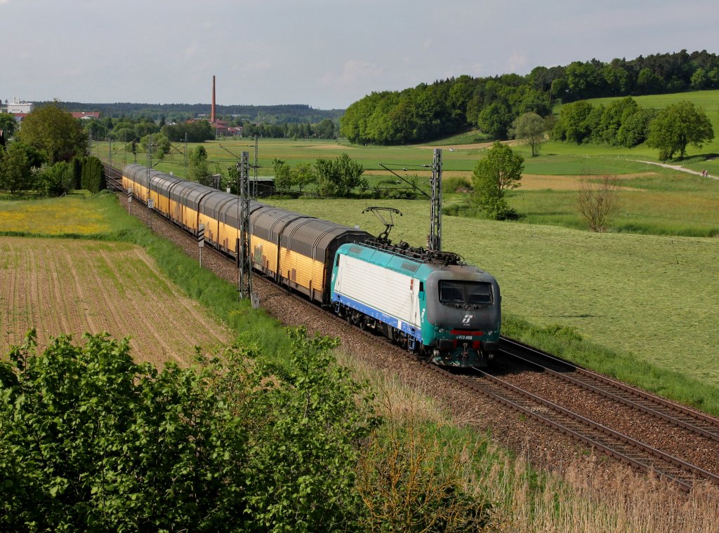 Die E 412 008 mit einem Autozug am 15.05.2013 unterwegs bei Ergoldsbach.