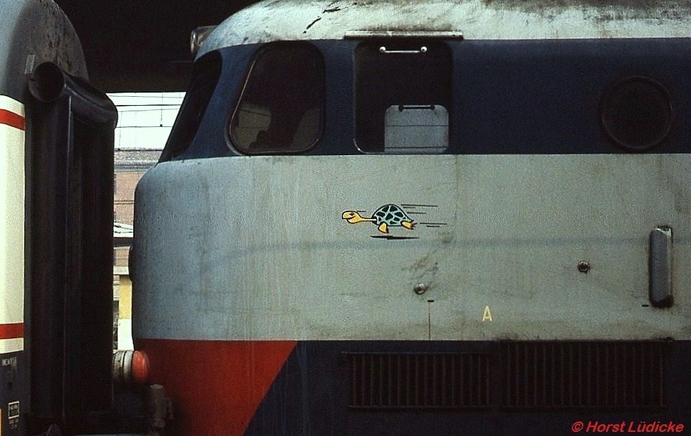 Die E 444 trugen den Spitznamen  Tartaruga  (Schildkröte). Mit 200 km/h ziemlich schnelle Schildkröten (gesehen an E 444 117 in Bologna Centrale im Oktober 1986)