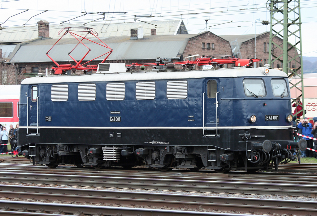 Die E41 001 rollt whrend der Lokparade anlsslich des 175 Jahre Eisenbahn Jubilums durch Koblenz Ltzel am 03.04.2010