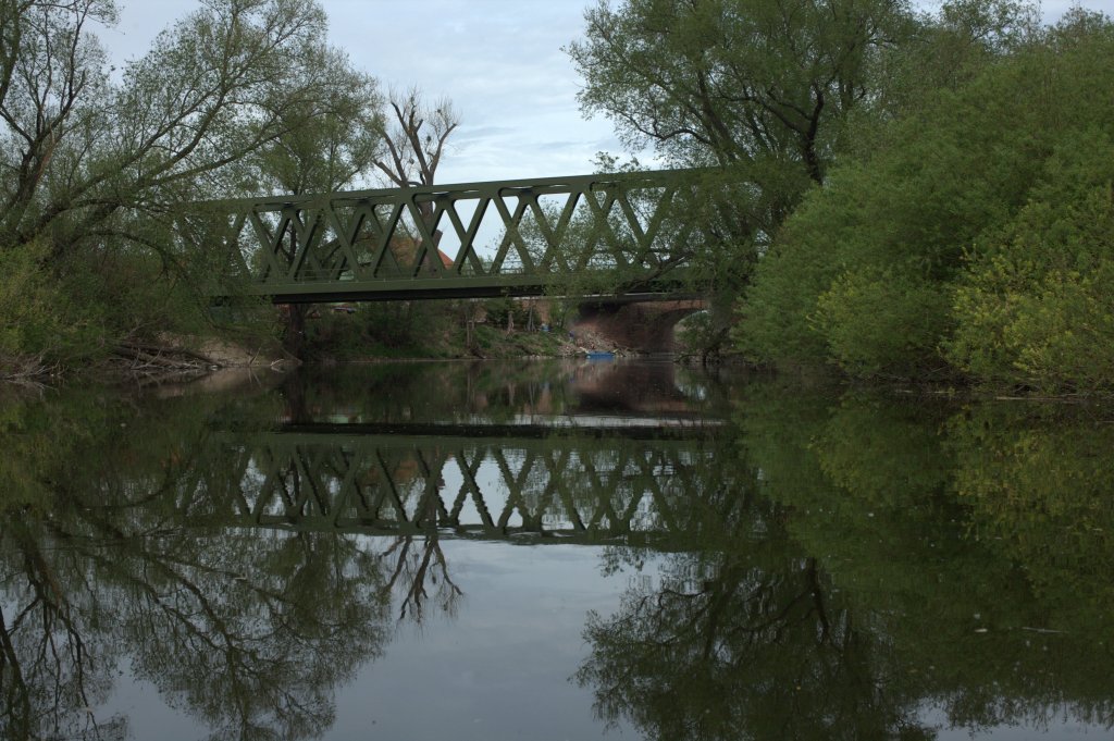 Die erneuerte Brcke der Unstrutbahn von Naumburg nach Nebra am 29.04.12 gegen
15:04 Uhr von der hier eher trge flieenden Saale   aus dem Boot aufgenommen.