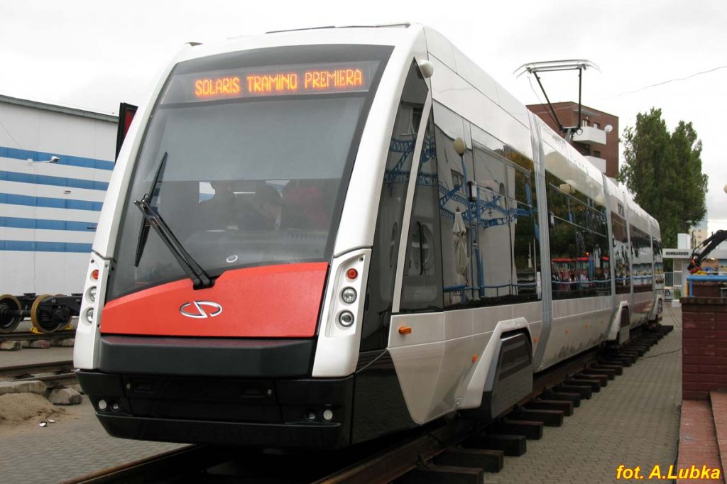 Die erste ffentliche Presentation des Niederflur-Straenbahn-Prototyp SOLARIS  Tramino , Gdańsk Eisenbahn-Messe  Trako , 15.10.2009