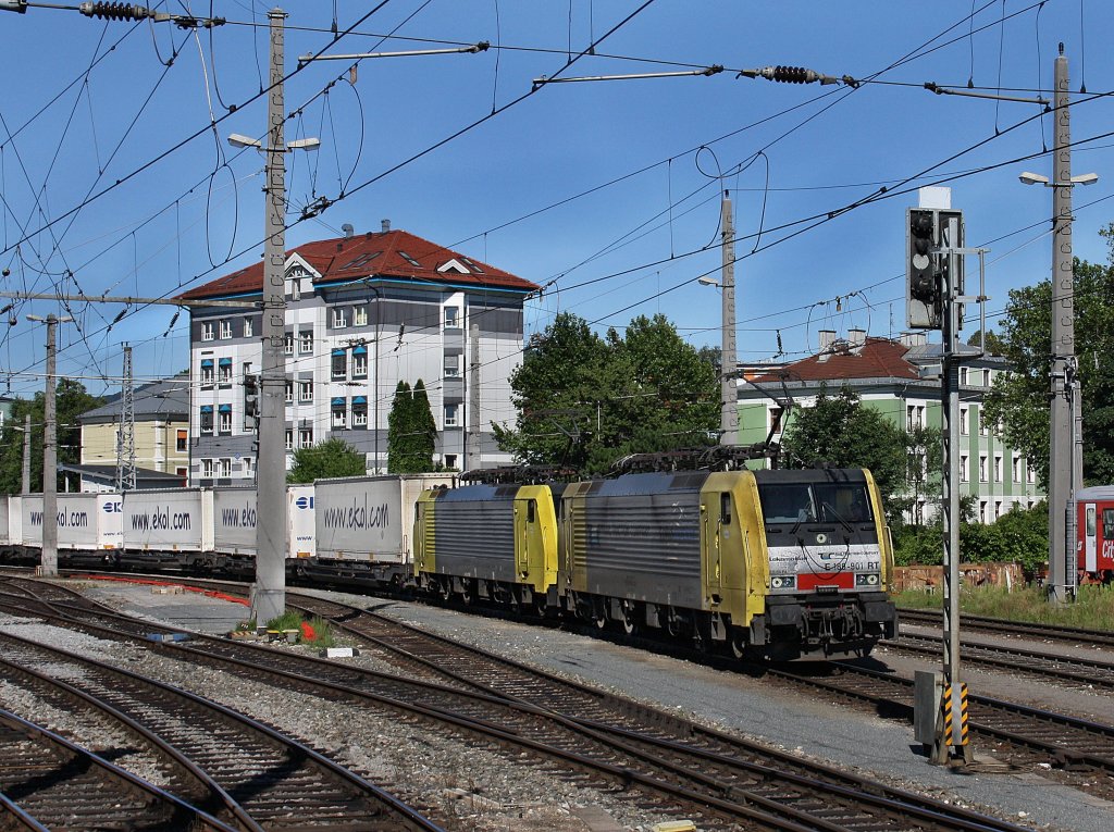 Die ES 64 F4-001 und eine weitere am 01.08.2010 mit dem ekol KLV-Zug im Salzburger Hbf. 