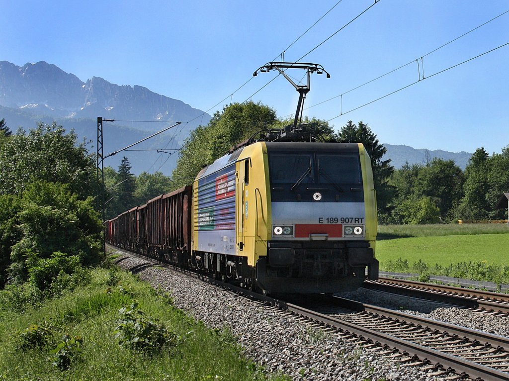 Die ES 64 F4-007 am 05.06.2010 mit einem Stahlschrott Zug unterwegs bei Niederaudorf. 