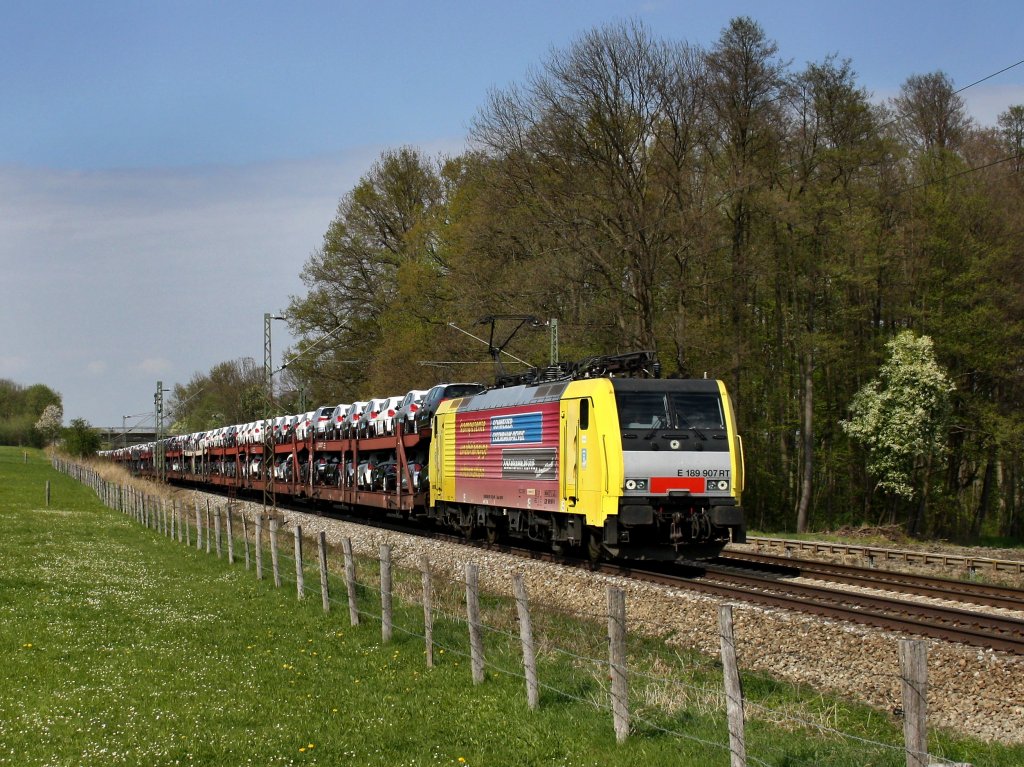 Die ES 64 F4-007 am 16.04.2011 mit einem Autozug unterwegs bei Grokarolinenfeld (B Vogl).

