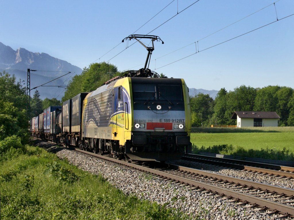 Die ES 64 F4-012 am 05.06.2010 mit einem KLV-Zug unterwegs bei Neideraudorf. 