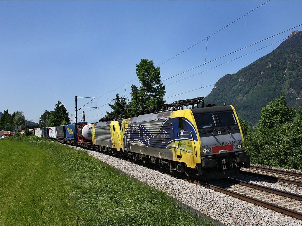 Die ES 64 F4-012 und eine Weitere am 05.06.2010 mit einem KLV-Zug unterwegs bei Niederaudorf. 