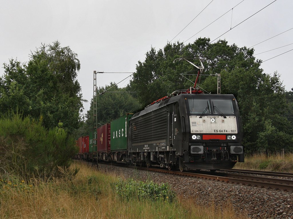 Die ES 64 F4-107 am 12.08.2010 mit einem Containerzug unterwegs bei Eystrup. 