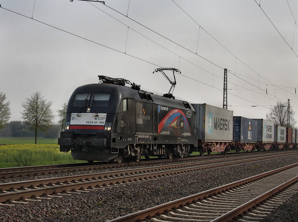 Die ES 64 U2-002 der EGP am 28.04.2010 mit einem Containerzug  unterwegs bei Drverden.   