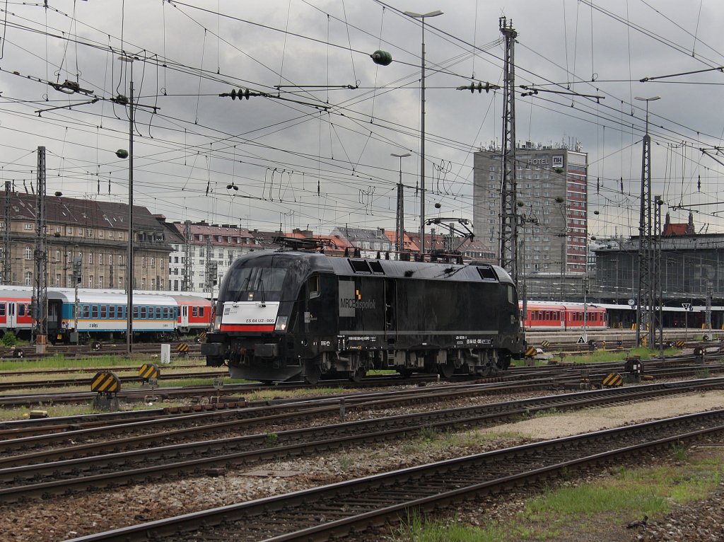 Die ES 64 U2-005 am 16.05.2009 bei einer Rangierfahrt im Mnchner Hbf. 