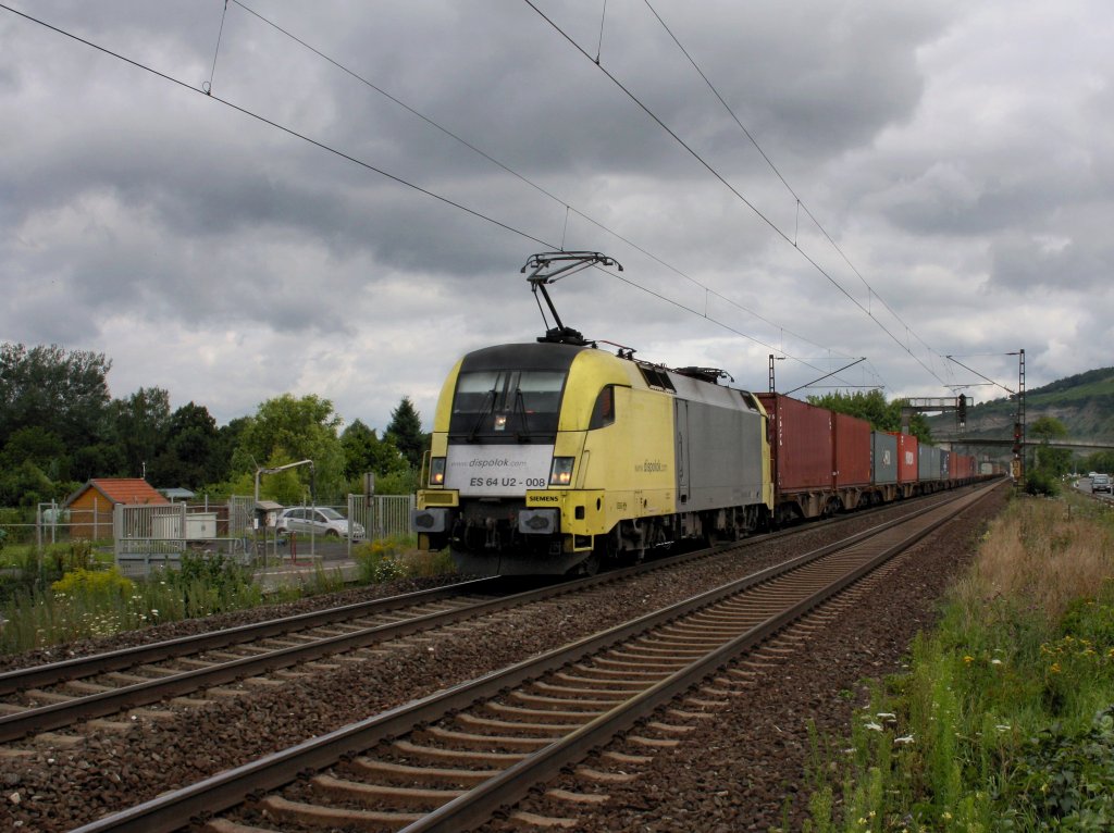 Die ES 64 U2-008 am 30.07.2011 mit einem Containerzug unterwegs bei Thngersheim. 