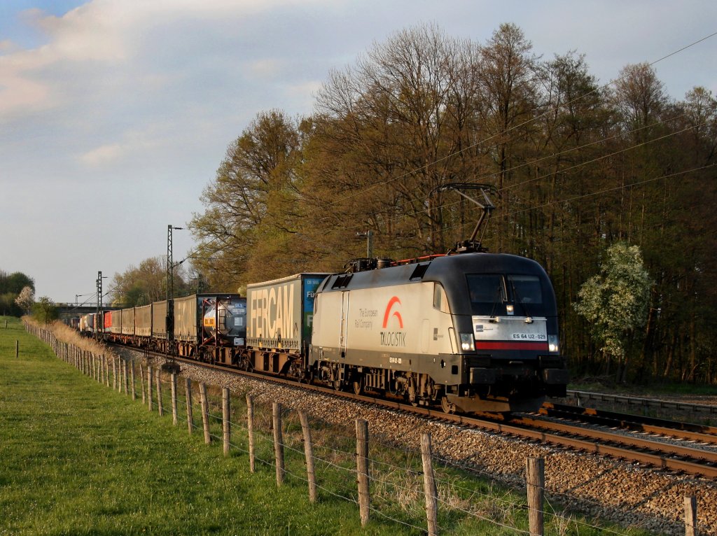 Die ES 64 U2-029 am 16.04.2011 mit einem KLV-Zug unterwegs bei Grokarolinenfeld (B Vogl).