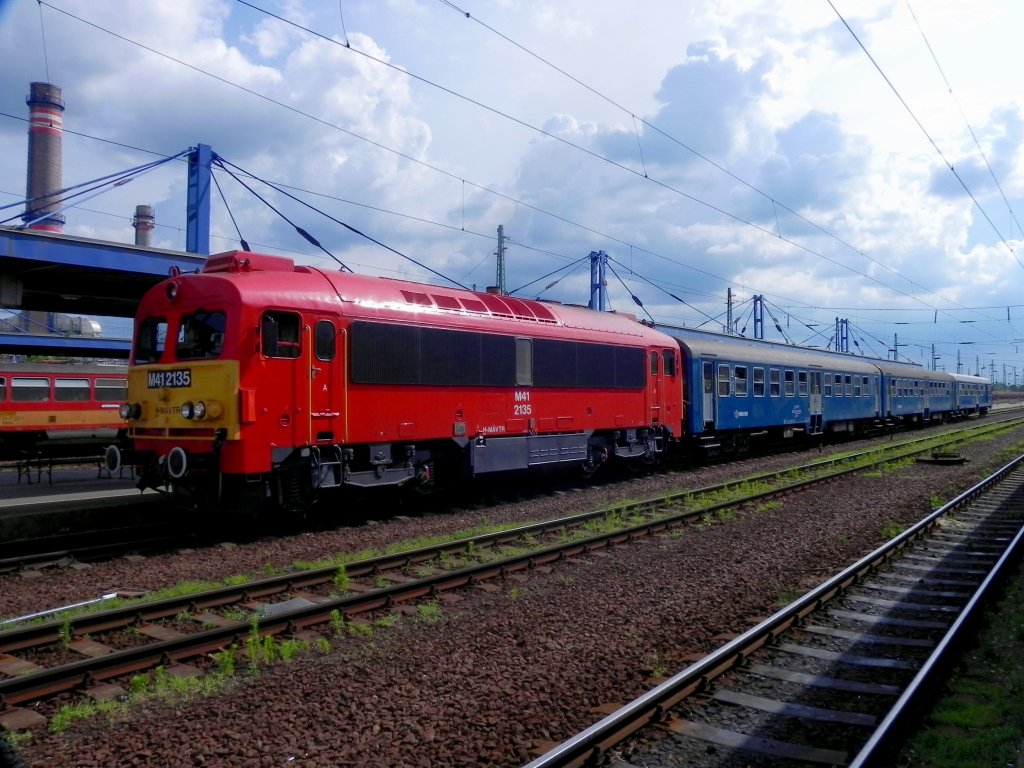 Die frisch lackierte M41 2135 flchtet mit ihrem Zug vor dem nahenden Gewitter aus Debrecen in Richtung Fehergyarmat. 06.09.2011 um 15:59 Uhr. 