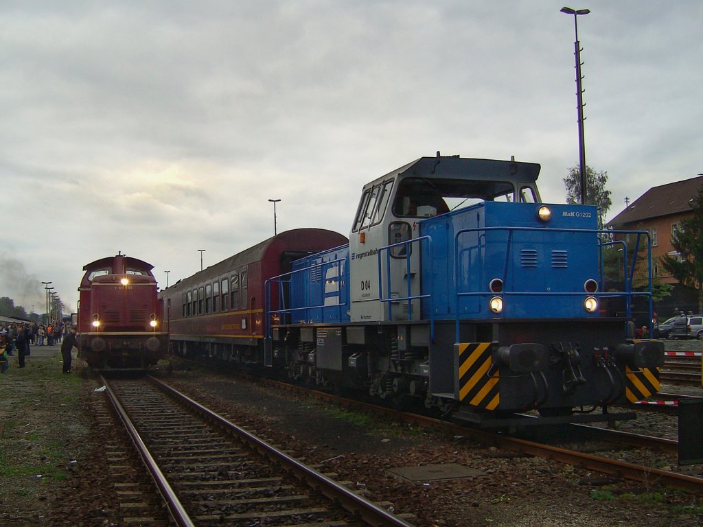 Die G1202 der Regentalbahn und die V 100 1365 am 20.09.2008 in Neuenmarkt-Wirsberg. 