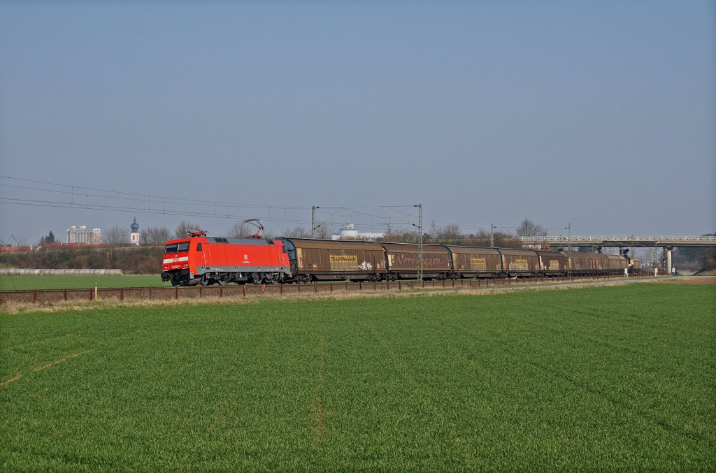 Die ganz frisch von der Hauptuntersuchung in den Plandienst zurckgekehrte 152 030-3 legt sich mit EZ 45035 Lbeck-Hafen - Chiasso bei Gernsheim in die Kurve. 24.03.12