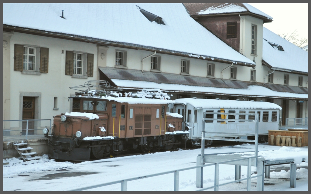 Die Ge 6/6 I 407 wurde vom Denkmalsockel geholt und auf dem neuen Begegnungsplatz zwischen Bahnhof und Zeughaus wieder aufs Gleis gestellt. Zur Erffnung des Bahnmuseums nchsten Sommer wird ein Loksimulator fr Besucher in die Ge 6/6 eingebaut. (11.12.2011)