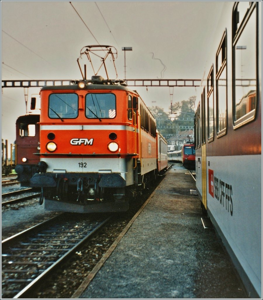 Die GFM Ae 477 in Romont. Der Zug wurde von der GFM auf der Strecke Romont - Bulle eingesetzt, welche damals eine recht  dünnen  Fahrplan Aufweis. Heute (2023) fährt hier die TPF im Halbstundentakt als S-Bahn, teils mit Zugläufen Bern - Broc.
 
(Gescanntes Foto) 17. Sept. 2002