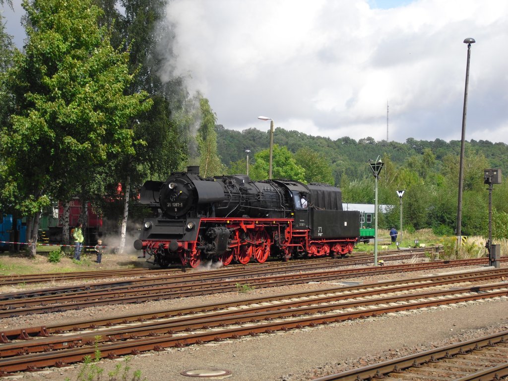 Die Glauchauer 35 1097-1 stellte sich bereit zur Lokparade. Am 28.08.10 zum Bw Fest in Nossen.