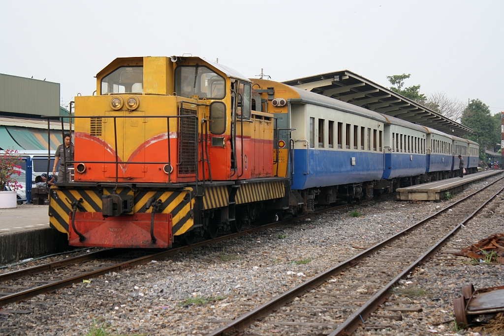 Die HAS 79 (C, dh, Henschel, Bauj.1985, Fab.Nr.32849) holt den Wagensatz des angekommenen ORD 352 vom Hausbahnsteig ab und wird ihn zur Seite stellen; Bf. Thon Buri am 13.Mrz 2011.
