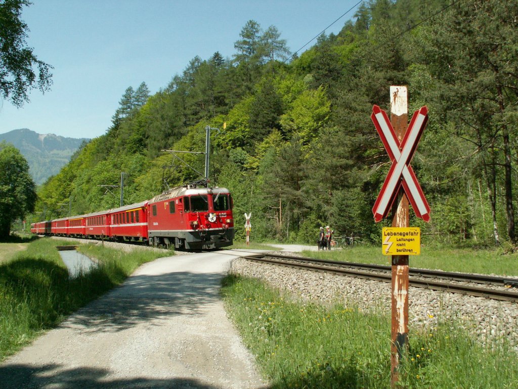  Die kleine Rote  RE nach Scuol zwischen Malans und Grsch.24.05.10

