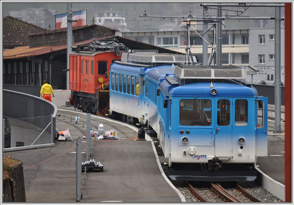 Die letzten handgriffe werden noch ausgefhrt, bevor die neue Perronanlage in Arth-Goldau in Betrieb kommt.BDhe 2/4 13 und Schleuder He 2/3 8 sind schon mal dort abgestellt. (04.04.2013)