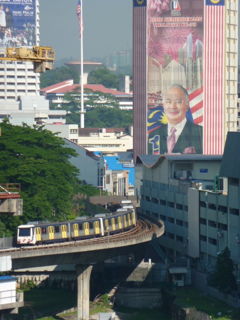 Die Light Rail verkehrt in Kuala Lumpur hauptschlich als Hochbahn und Teilweise unterirdisch. Hier ist am 17.4.2011 ein Zug auf dem Weg nach Sentul Timur.