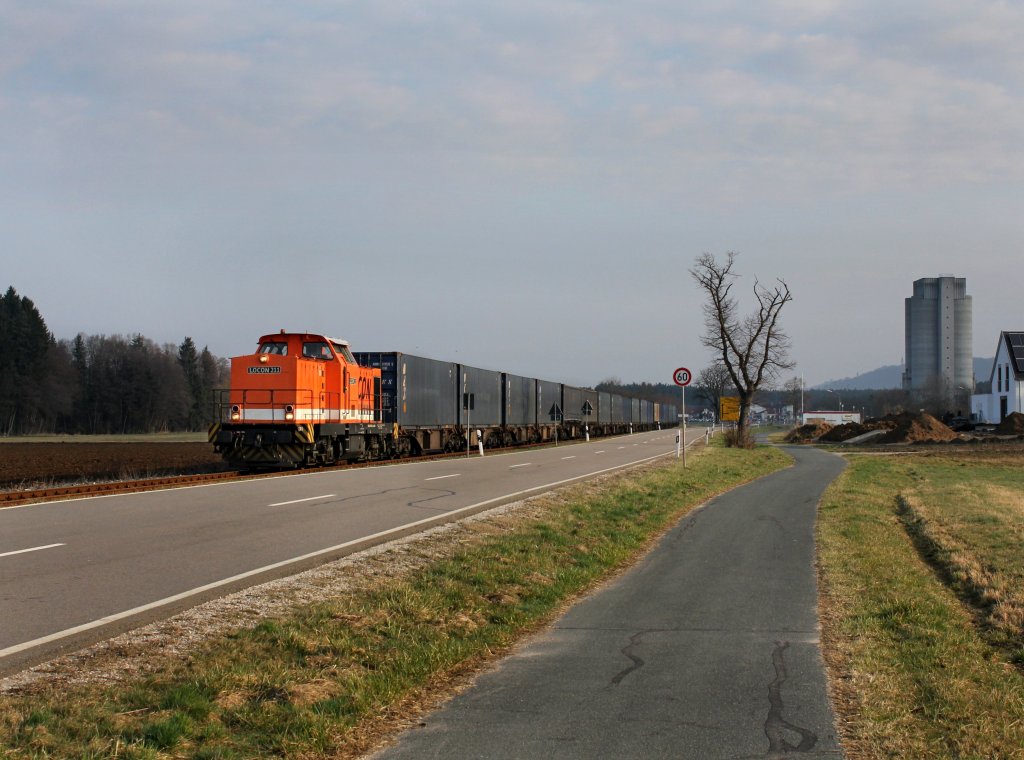 Die LOCON 211 mit dem Tchibo Containerzug  am 24.03.2012 unterwegs bei Sengenthal.