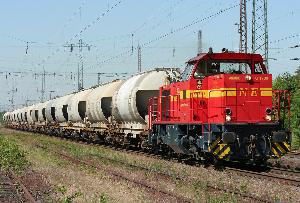 Die Lok 8 der Neuss Dsseldorf Hfen / Neusser Eisenbahn durchfhrt Ratingen Lintorf am 25.05.2011