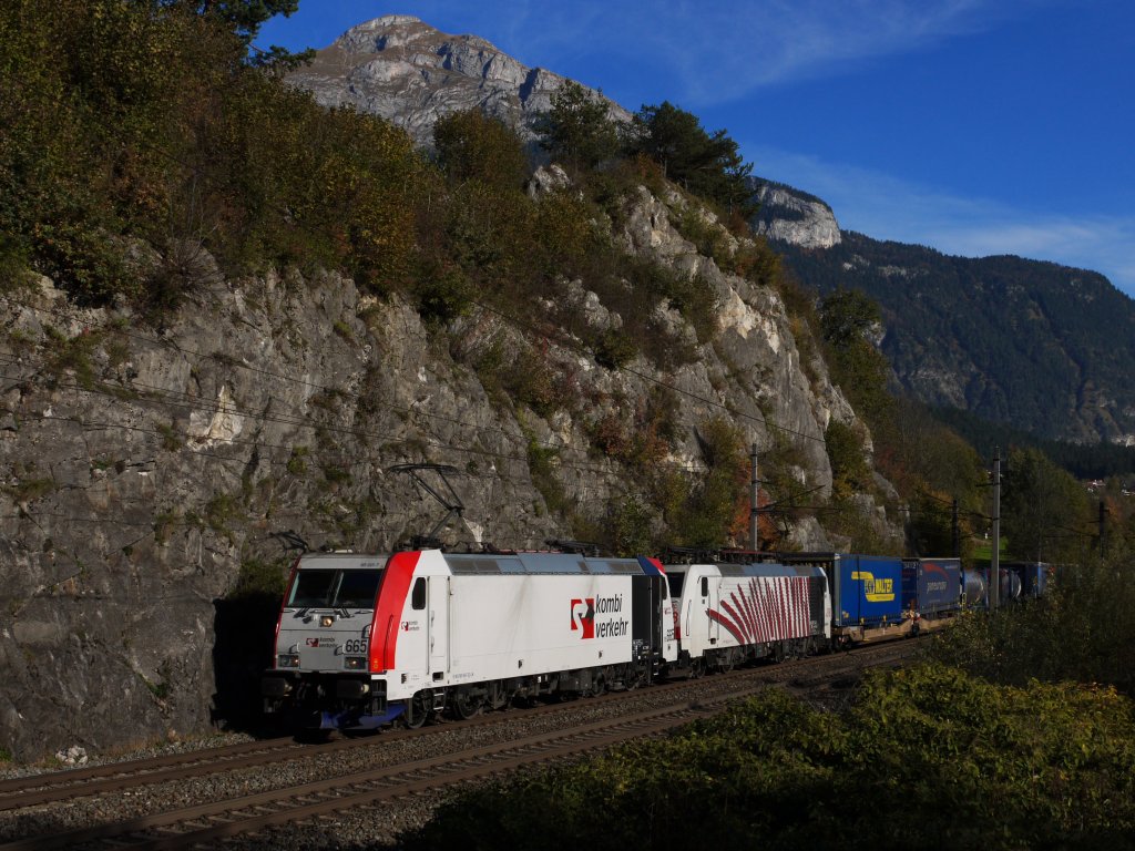 Die Lokomotion-Loks 185 665, 189 918 und 185 663 als Schublok fuhren am 20.10.12 an der Jenbacher Steinwand mit LM-TEC 43125 (Mnchen Ost Rbf - Verona Q.E.) vorbei, die Loks kehrten dann anschlieend mit LM-TEC 43128 zurck, welcher dann 5 Loks dran hatte.