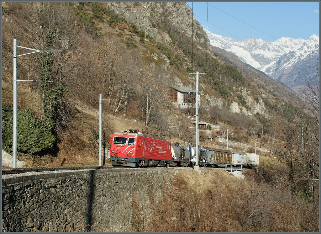 Die MGB HGe 4/4 102 zahnt mit einem Gterzug die Rampe nach Stalden hinauf.
21. Jan. 2011