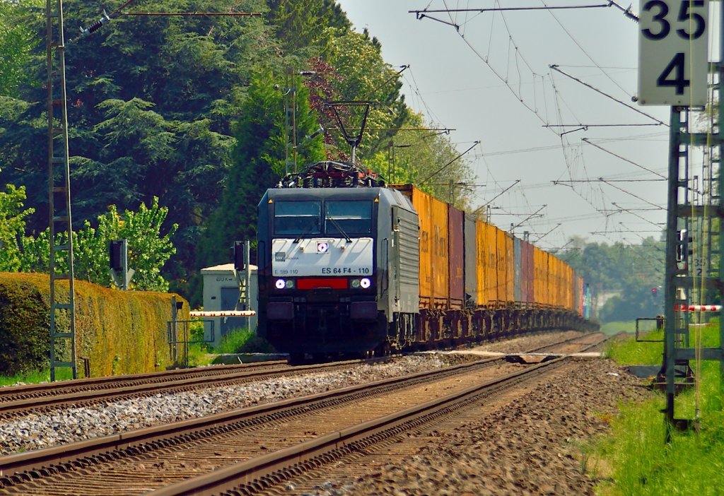 Die MRCE 189 110 mit einem Containerzug bei Gubberath in Richtung Rheydt fahrend auf der Kbs 465 am 19. Mai 2013.