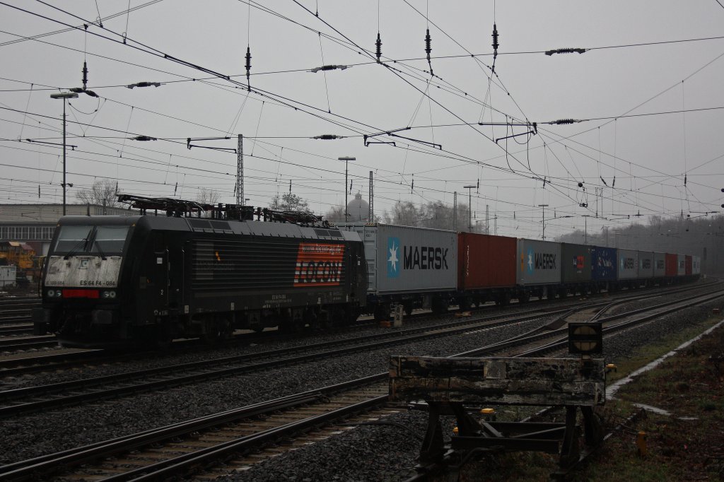 Die MRCE/Locon stand am 31.12.11 mit einem 45 Wagen langen Containerzug abgestellt in Duisburg-Entenfang.