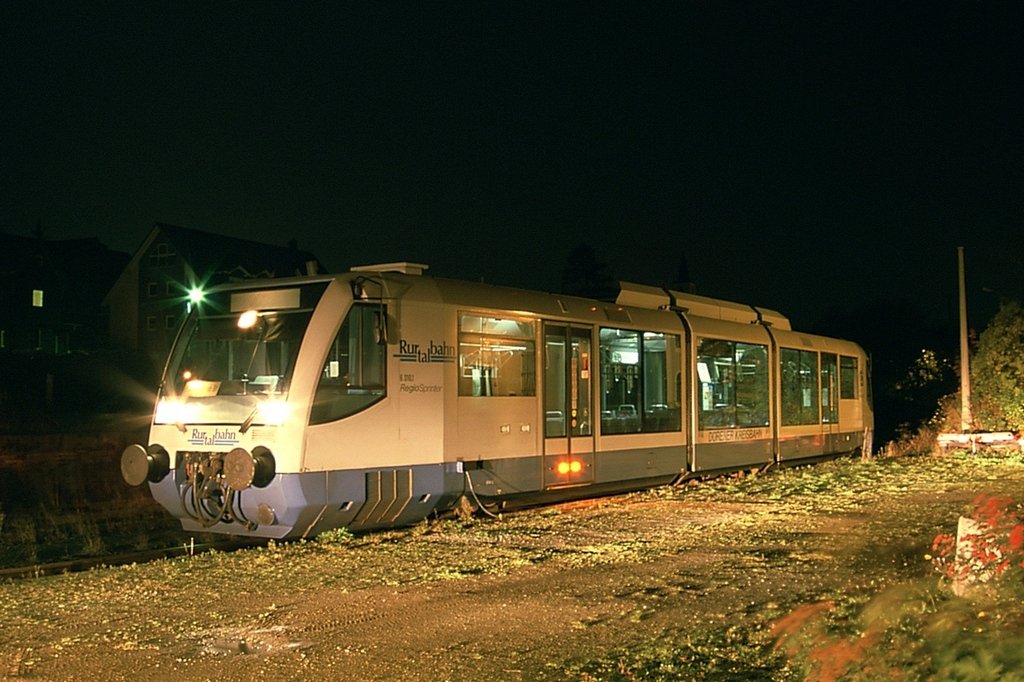 Die Nachtabstellung der Triebwagen auf der Strecke Schönberg - Schleiz West (KBS543, VB7) erfolgte im eh. Bf Schleiz, der nach der Einstellung der Strecke Schleiz - Saalburg nur noch als Awanst diente. Hier eine Erinnerung an den Einsatz des DKB-Leihtriebwagens 6.010.1 im Oktober 2001 bei der Vogtlandbahn. Wegen der kurzen Einsatzzeit wurde auf eine Änderung der Beschriftung verzichtet. (30.10.2001, KB-Dia) 