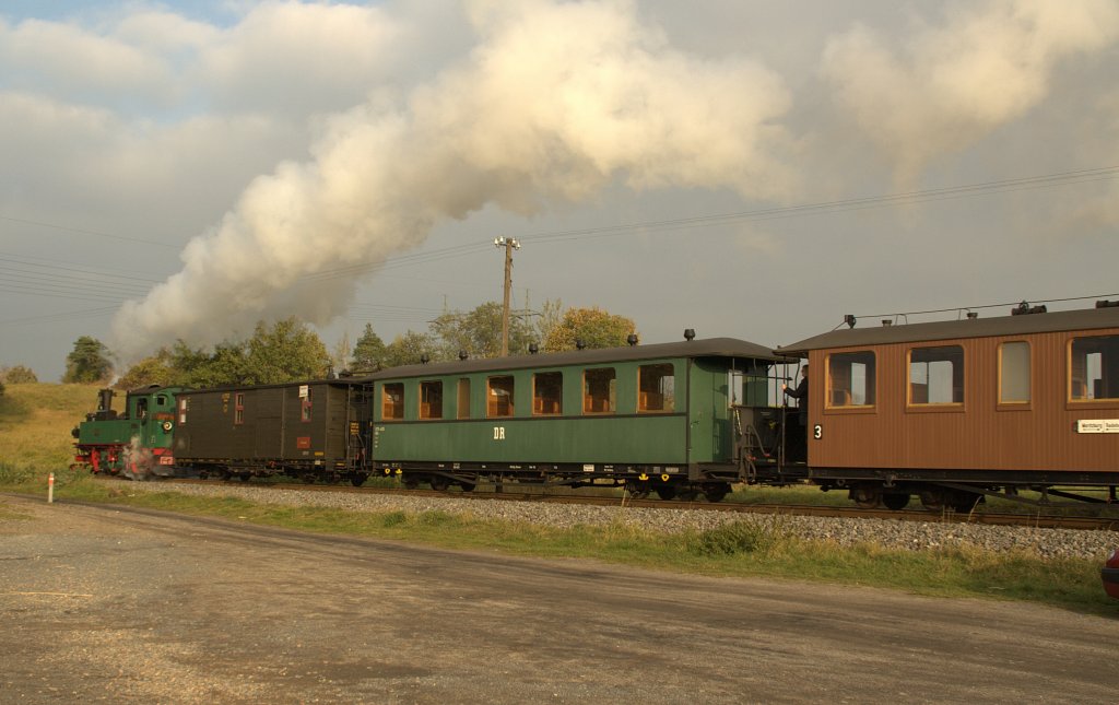 Die Neubau IV K 99 586,  getarnt  als schsiche IVK No 176 verlsst am 24.10.09 mit viel Dampf den Bahnhof Friedewald in Richtung Radeburg. Hier ein Nachschu des schnen Zuges.