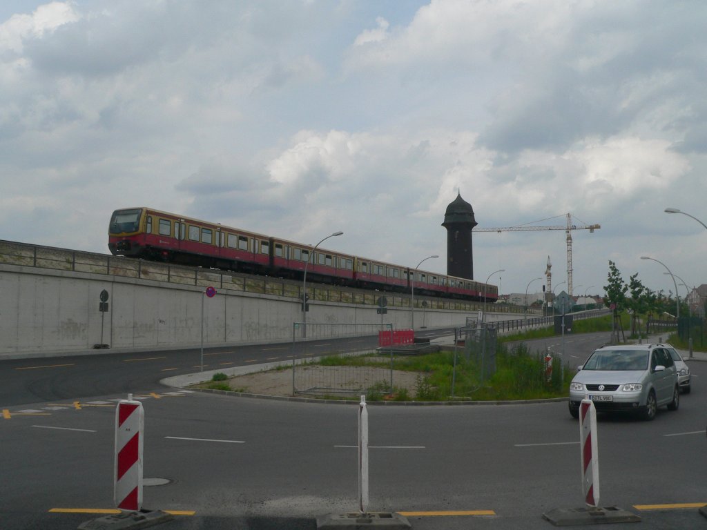 Die neue Kreuzung (Kynaststrae am Ostkreuz) verwirrt die Autofahrerin so sehr, dass sie erstmal stehen bleibt und sich neue, hupende Freunde macht. Erhaben ber derlei Missgeschick saust die Ringbahn hinweg. 8.6.2010