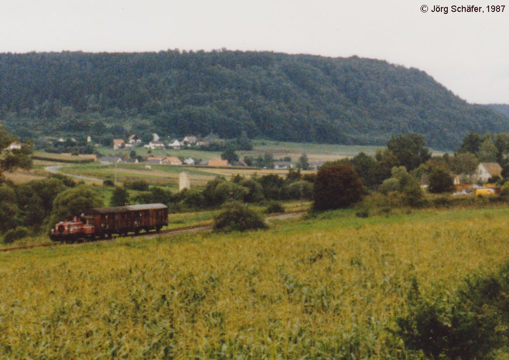 Die Neumarkter Bahnhofslok erreicht mit ihren 2 Gterwagen gleich Beilngries. Wo im September 1987 noch Gleise lagen ruht heute das Wasser des Main-Donau-Kanals.