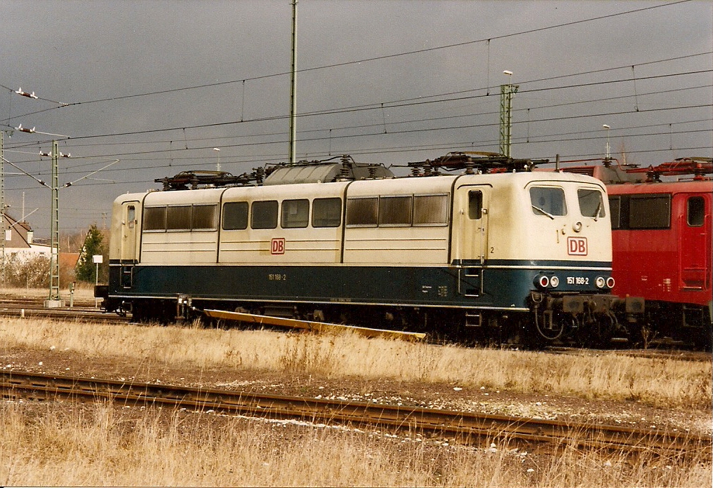 Die ozeanblau-beige 151 168-2 erholt sich im Herbst 1997 im ehemaligen Bw Crailsheim von der letzten Fahrt.