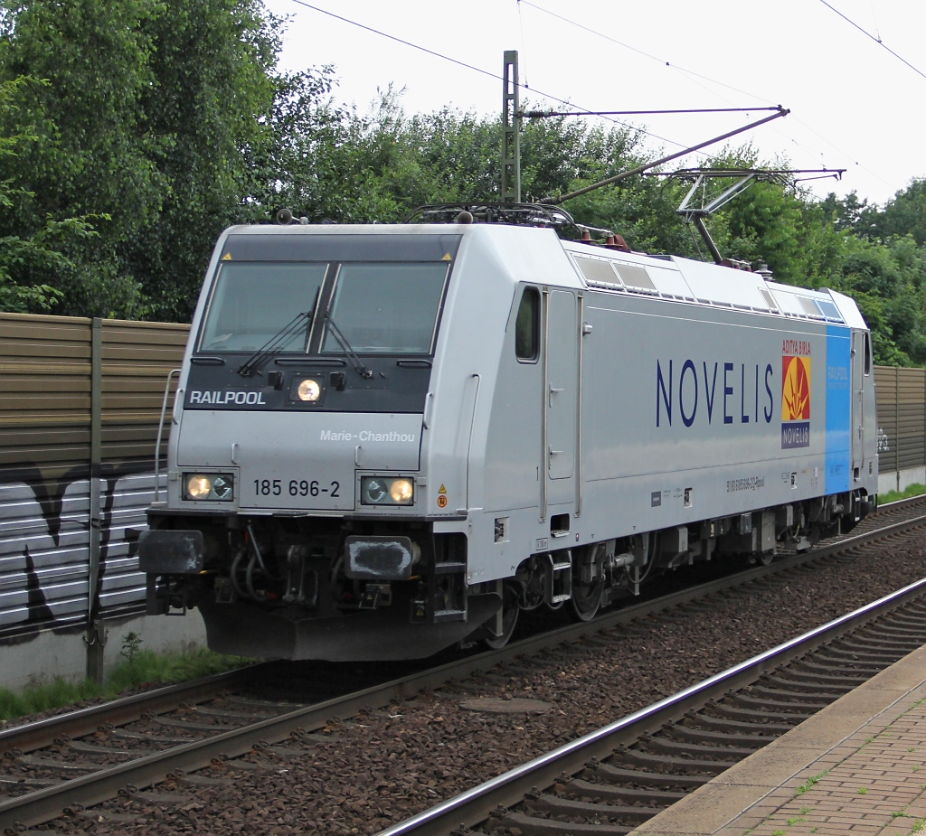 Die Railpool 185 696-2 steht nun im Dienste der Novelis und hrt auf den Namen  Marie-Chanthou . Aufgenommen am 29.06.2012 in Dedensen-Gmmer.