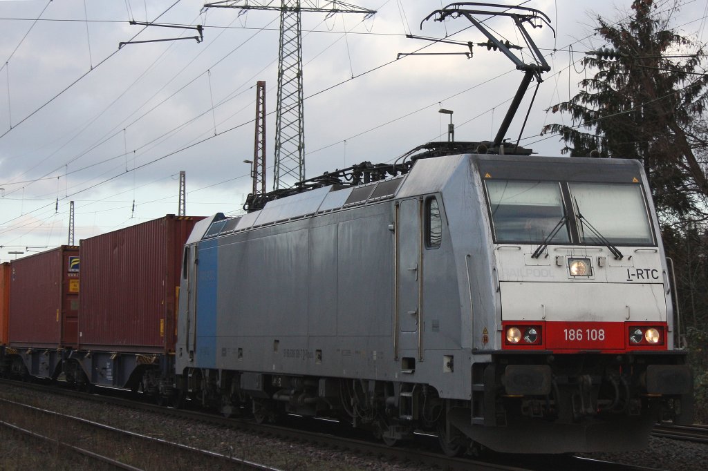 Die Railpool 186 108 (i.E. fr RTB) fuhr am 10.12.11 mit einem Containerzug durch ratingen-Lintorf.
Gru an den winkenden Tf!