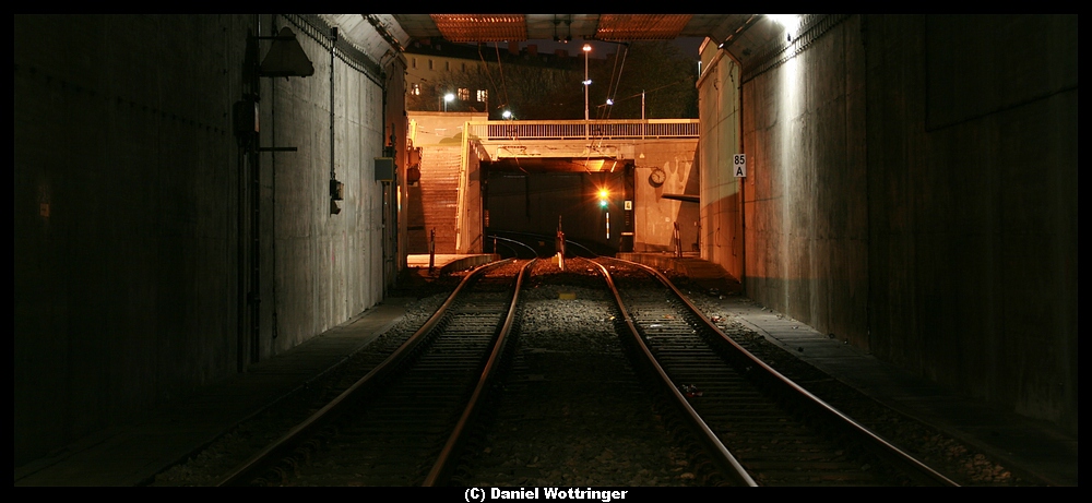 Die Rampe ans Tageslicht bzw. Nachtlicht an der Haltestelle Ostausgang. 27.03. auf den 28.03.10.