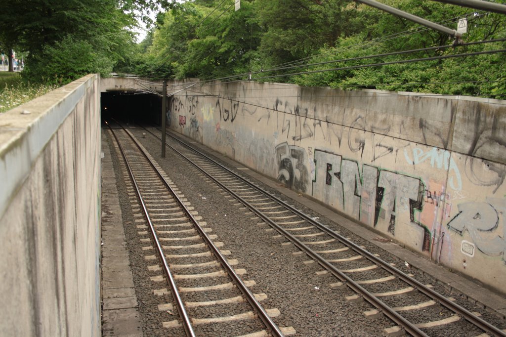 Die Rampe der Stadtbahnlinien 3 & 7 im Ricklinger Stadtweg, am 07.06.2011. Die Tunnelstrecke nach Mhlenberger Markt (Mhlenberg), wurde 1977 in Betrieb genommen. Sie fhrt heute bis Wettbergen.