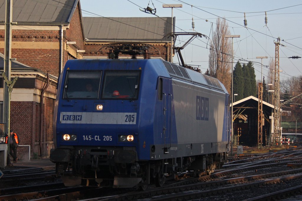 Die RBH 205 (145-CL 205) verlsst am 28.11.11 als Lz das RBH Gelnde in Gladbeck-West. 